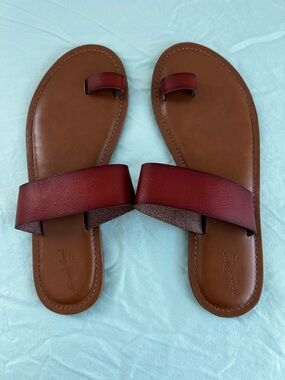 Universal Thread Women's Leather Toe-Loop Sandals